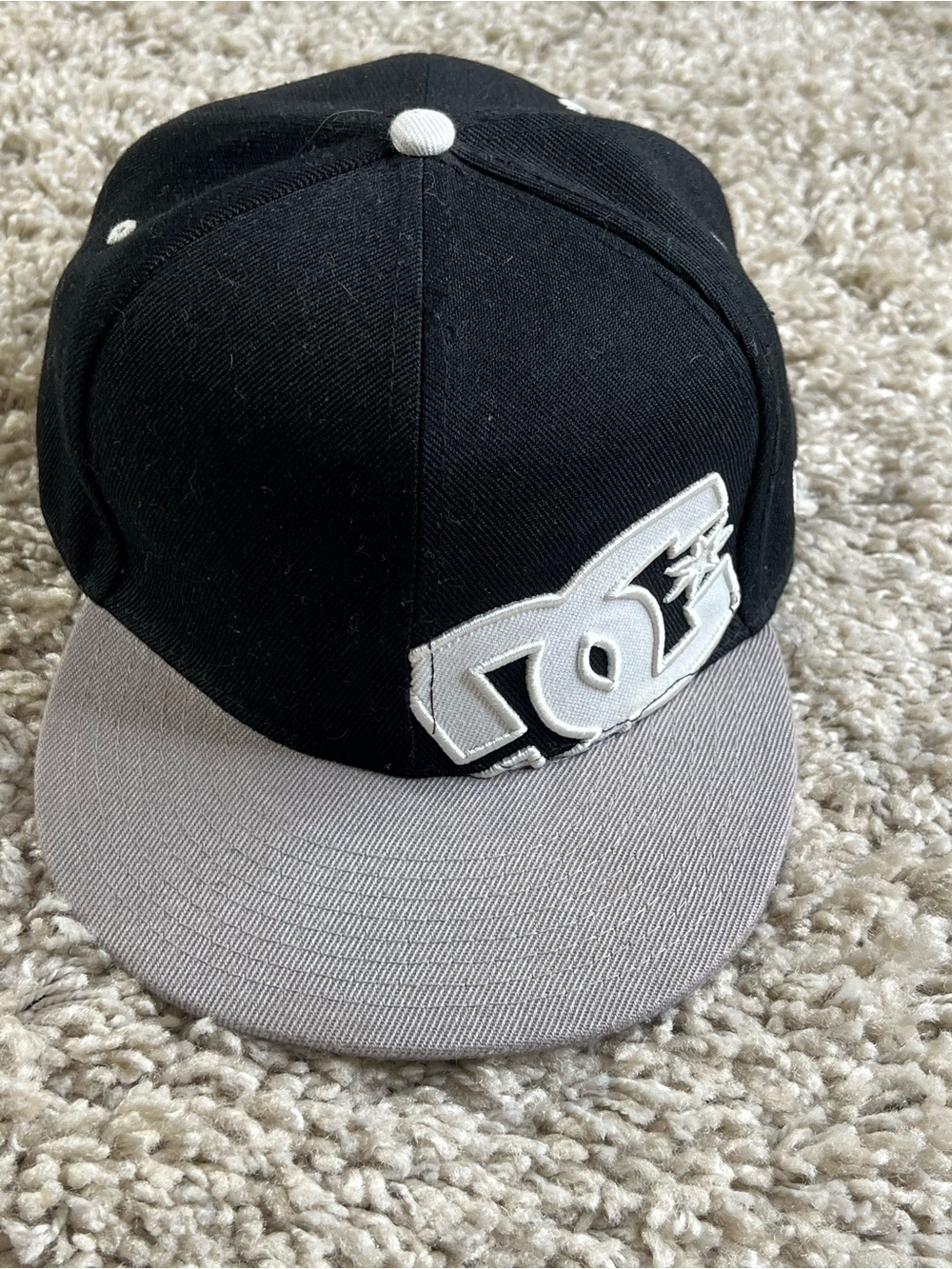 DC Shoes New Era Two-Tone Black and Gray Flat Brim Hat 7 1/4